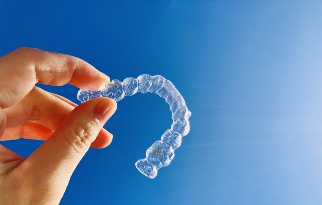 マウスピースを手に持っている写真